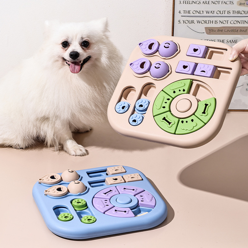 Dog Slow Feeder Puzzle Toy Interactive - インタラクティブな犬用パズルおもちゃ プラスチック製おやつディスペンサー スローフィーダー 滑り止めベース付き 犬の精神刺激玩具 ペット用品